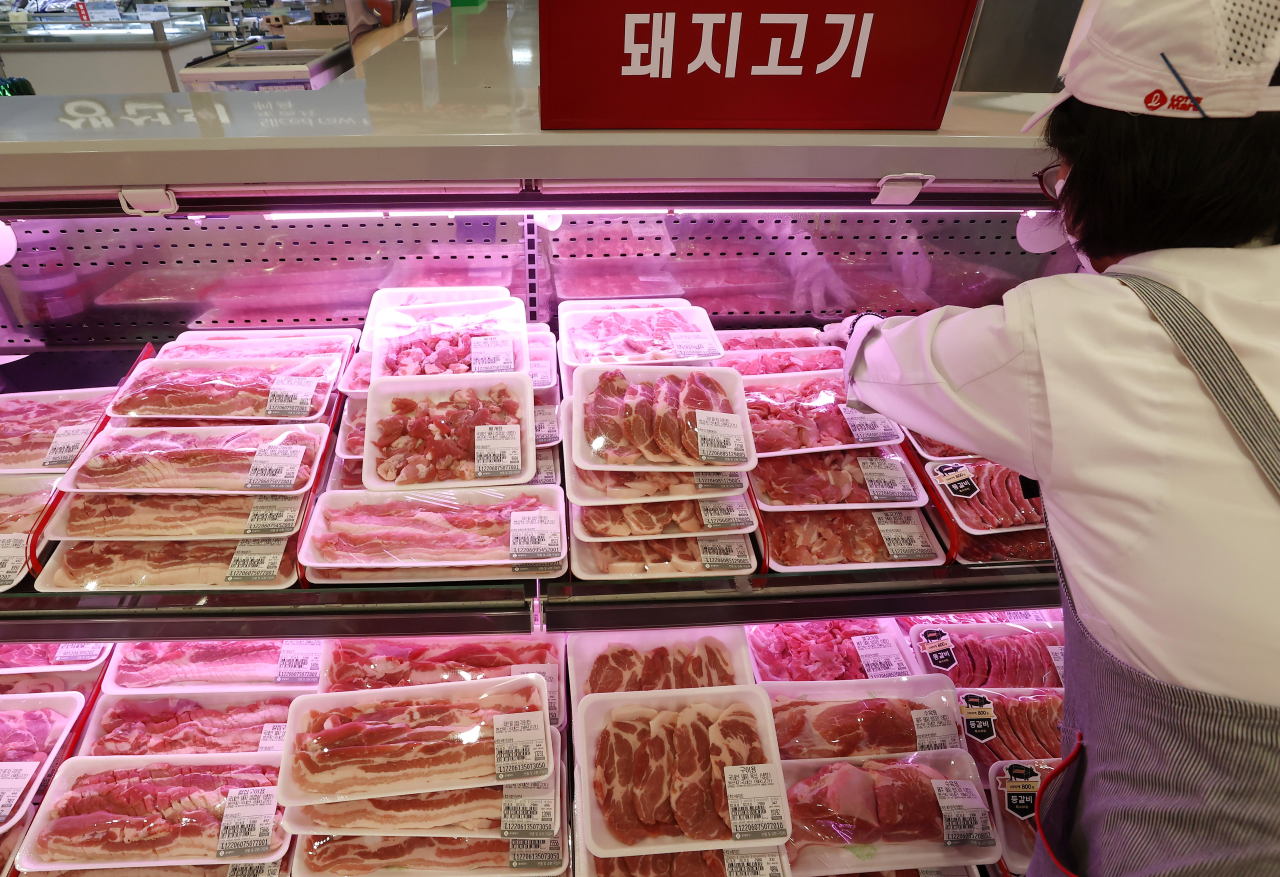 Packaged pork in a showcase at a supermarket in Seoul (Yonhap)