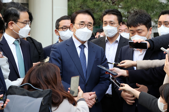 Shinhan Financial Group Chairman Cho Yong-byoung talks to reporters outside the Seoul High Court in Seocho District, southern Seoul on Nov.22, 2021. (Yonhap)