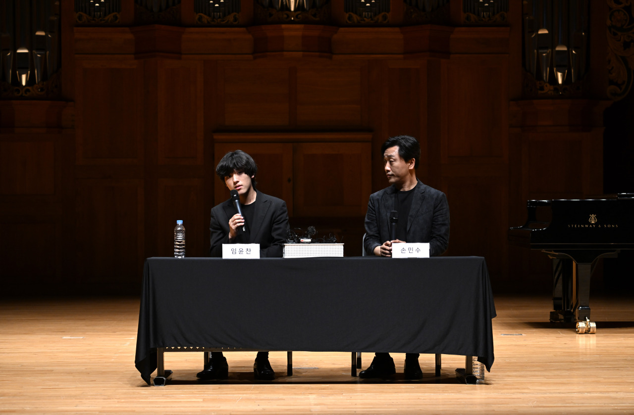 Pianist Lim Yun-chan and K-Arts professor Sohn Min-soo (right) talks during a press conference on Thursday. (Im Se-joon/The Korea Herald)