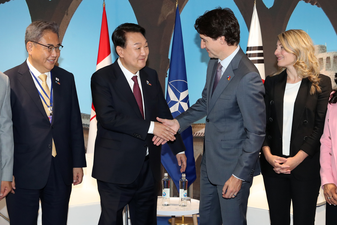 President Yoon Suk-yeol met with Canadian Prime Minister Justin Trudeau on the sideline of the NATO summit on Thursday. (Yonhap)