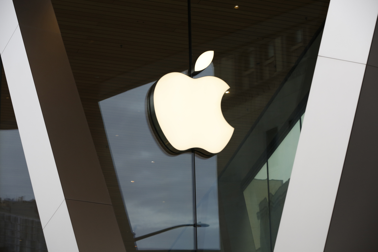 In this file photo, the Apple logo adorns the facade of a retail store. (AP-Yonhap)