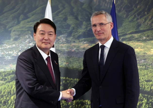 South Korean President Yoon Suk-yeol met with NATO Secretary-General Jens Stoltenberg during a NATO summit in Madrid on Thursday. (Yonhap)