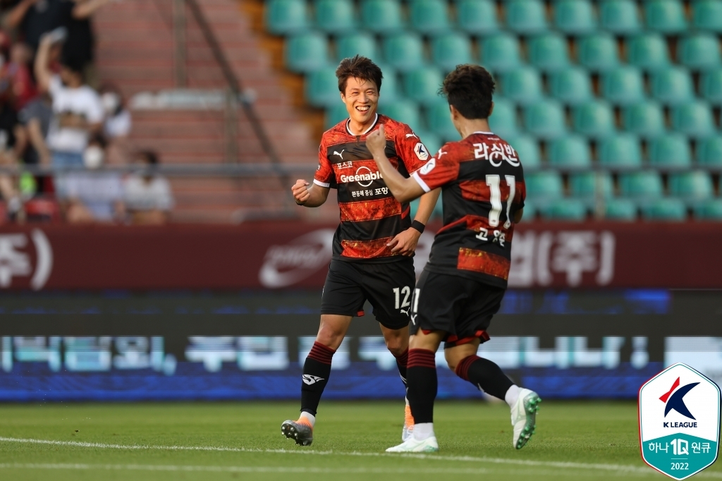 Kim Seung-dae of Pohang Steelers (L) celebrates with teammate Goh Young-jun after scoring a goal against Ulsan Hyundai FC during the clubs' K League 1 match at Pohang Steel Yard in Pohang, 380 kilometers southeast of Seoul, on Saturday, in this photo provided by the Korea Professional Football League. (Korea Professional Football League)