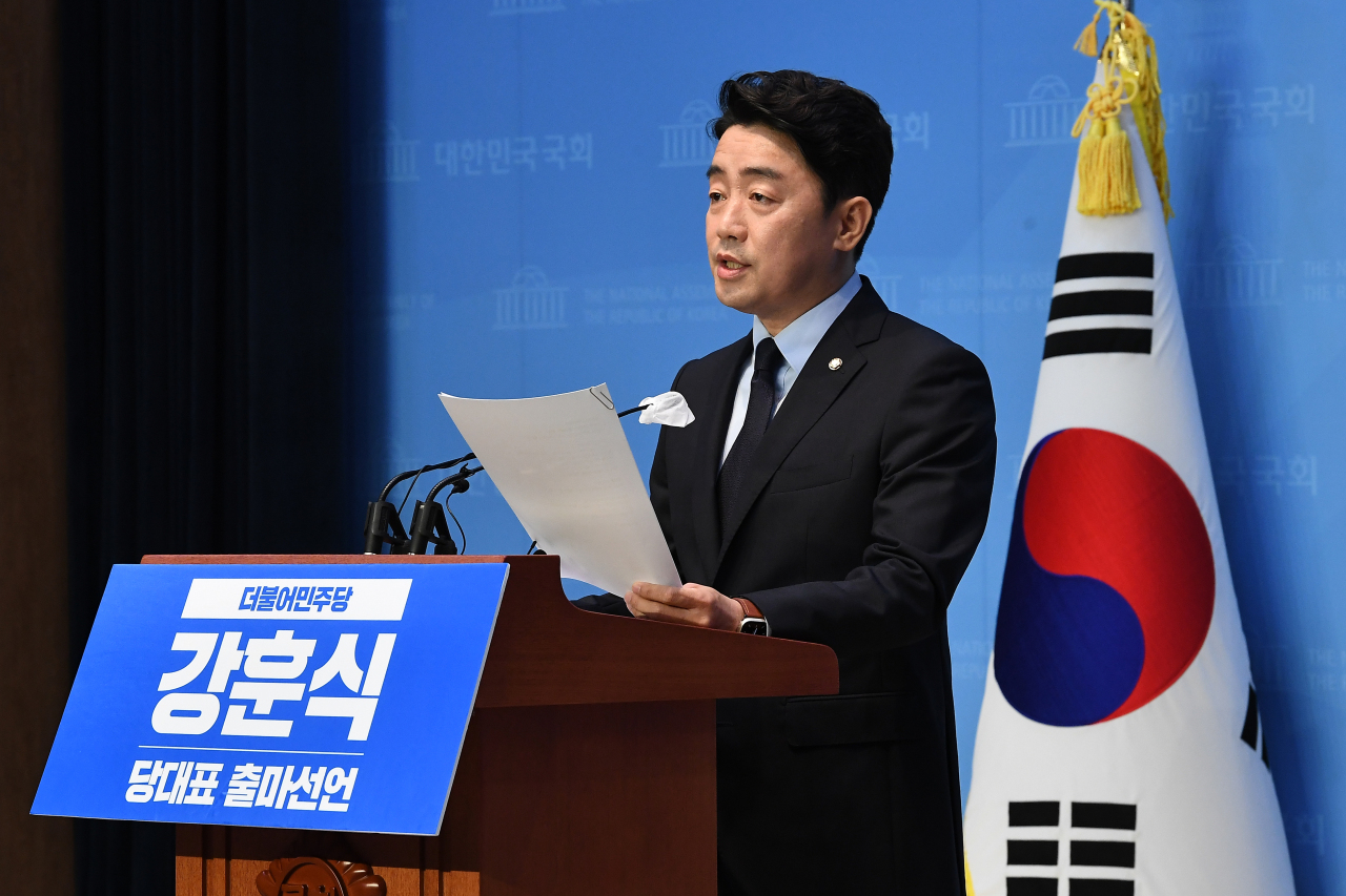 Rep. Kang Hoon-sik of the main opposition Democratic Party of Korea announces his bid for the party`s upcoming chairman election during a press conference held at the National Assembly on Sunday. (Joint Press Corps)