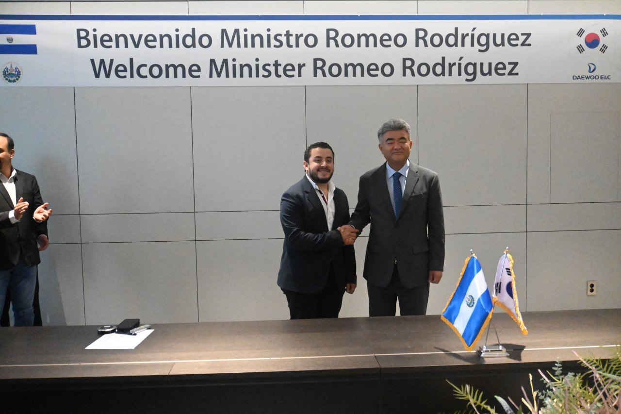 El Salvador Public Works and Transportation Minister Edgar Romeo Rodriguez Herrera interacts with Jungheung Group Vice Chairman Jung Won-ju (right) during a courtesy visit to Daewoo E&C headquarters in Euljiro-dong, Jung-gu, Seoul, Wednesday. (Sanjay Kumar/The Korea Herald)