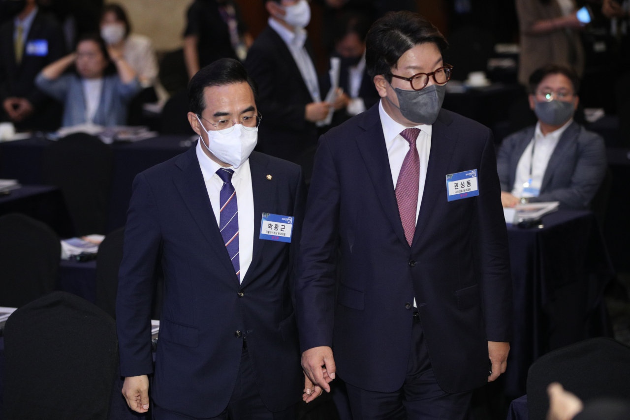 This file photo taken June 22, 2022, shows ruling People Power Party floor leader Kweon Seong-dong (R) and main opposition Democratic Party floor leader Park Hong-geun at an event in Seoul. (Yonhap)