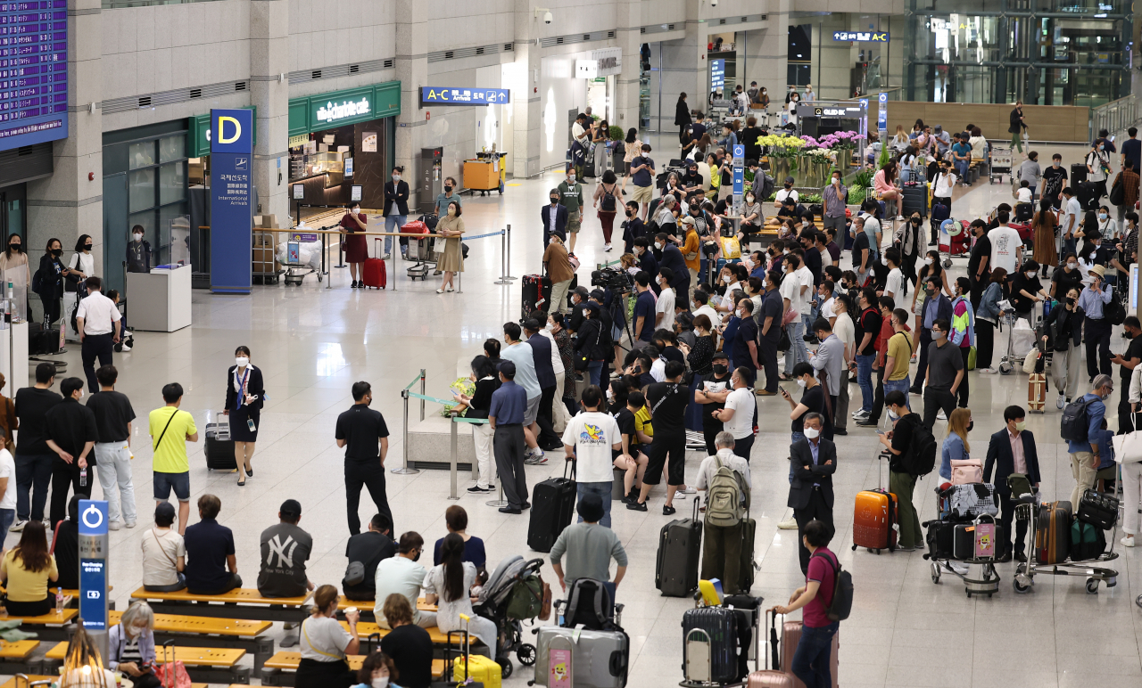 International travelers crowd Incheon International Airport, west of Seoul, on June 23, 2022. (Yonhap)