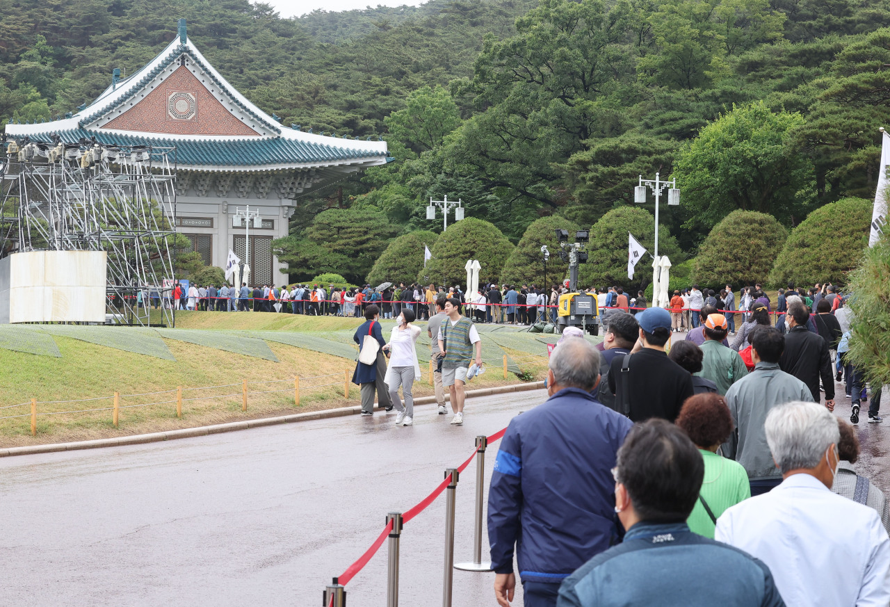 Visitors wait in line to visit the main office of Cheong Wa Dae on June 15. (Yonhap)