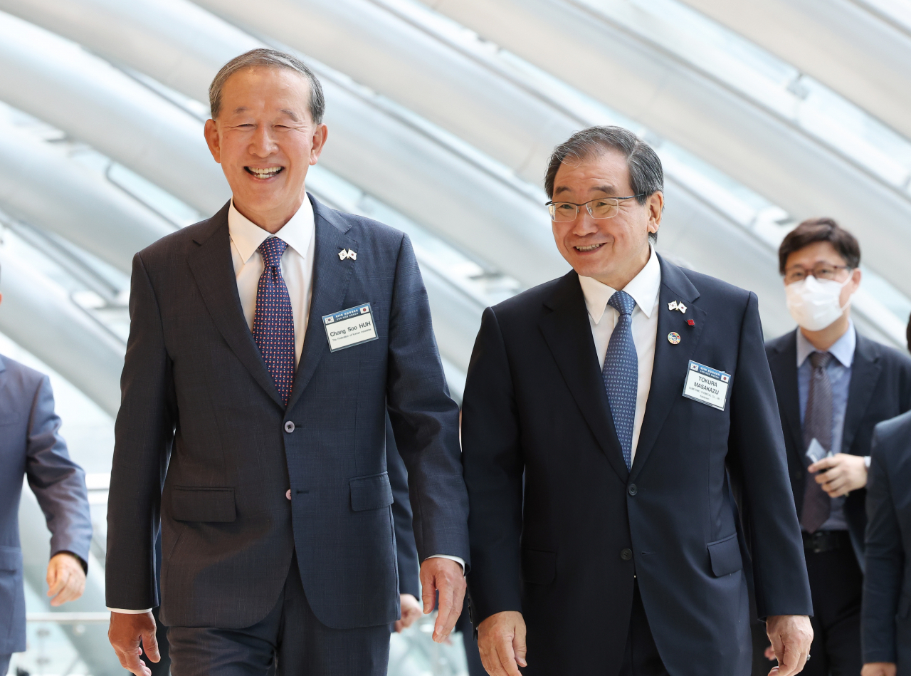 Huh Chang-soo (L), chief of the Federation of Korean Industries (FKI), arrives with Masakazu Tokura, chief of the Japan Business Federation, or Keidanren, at the FKI headquarters in western Seoul, the venue for the 29th Korea-Japan Business Council, on Monday. (Yonhap)