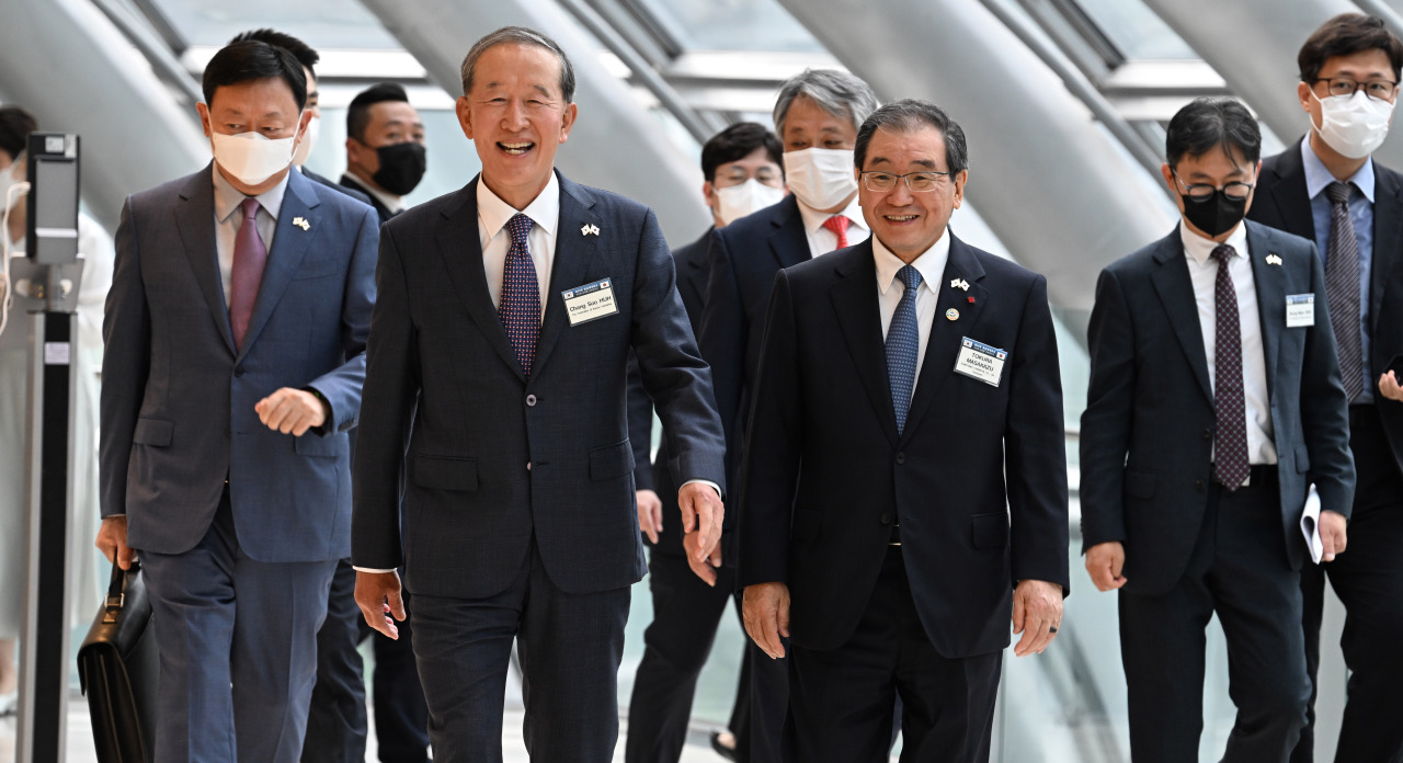 Federation of the Korean Industries Chairman Huh Chang-soo (left) and Masakazu Tokura, chairman of the Japan Business Federation, talk as they head into the venue for the Korea-Japan Business Council in Seoul on Monday. (Im Se-jun/The Korea Herald)