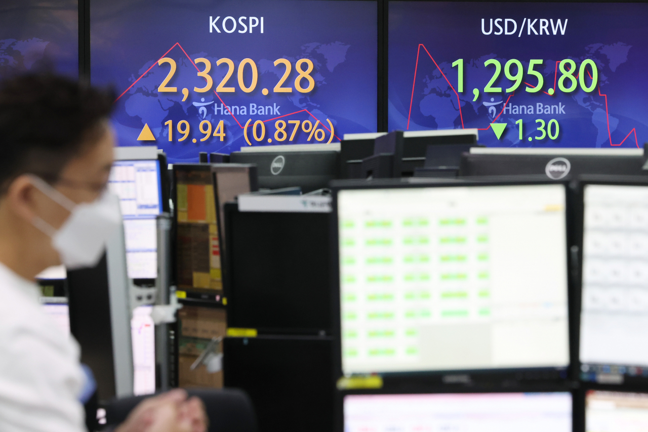 An electronic board showing the Korea Composite Stock Price Index (Kospi) at a dealing room of the Hana Bank headquarters in Seoul on Tuesday. (Yonhap)