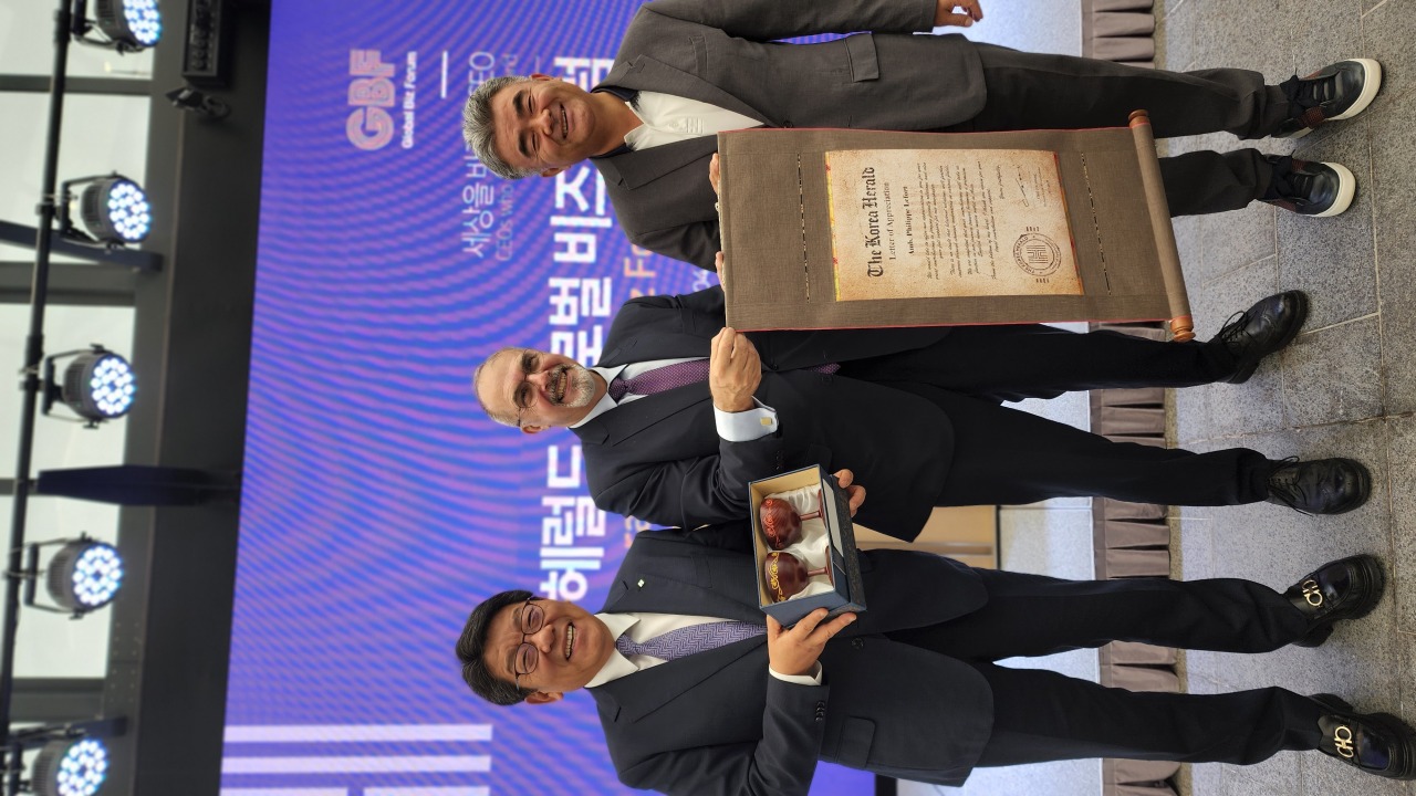 Herald Group Chairman Jung Won-ju (third from left) and The Korea Herald CEO Choi Jin-young (left) present a letter of appreciation to French Ambassador to Korea Philippe Lefort at the second session of The Korea Herald’s Global Business Forum at the Ambassador Hotel in Seoul, June 29. (Jenny Sung)