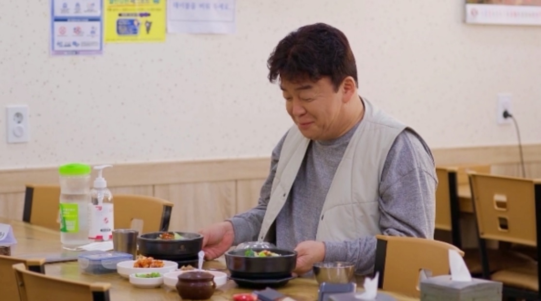 Star chef Paik Jong-won samples food on “Paik Jong-won’s Alley Restaurant.” (SBS)