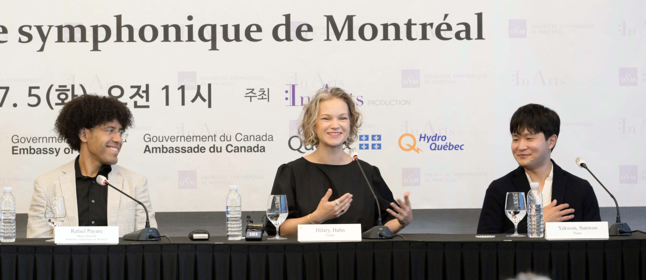 Rafael Payare, the musical director and conductor of the Montreal Symphony Orchestra (left), violinist Hilary Hahn (center) and pianist Sunwoo Yekwon participate in a press conference held at the Grand InterContinental Seoul Parnas on Tuesday. (Lee Sang-sub/The Korea Herald)