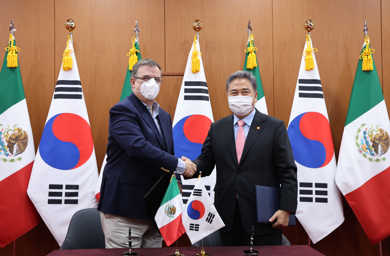 South Korean Foreign Minister Park Jin (right) shakes hand with his Mexican counterpart, Marcelo Ebrard, during their first bilateral meeting in Seoul on Monday. (Yonhap)