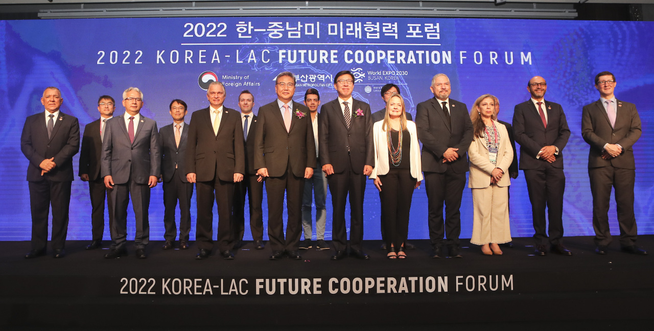 South Korean Foreign Minister Park Jin (center) and Busan Mayor Park Heong-joon pose with ministers and vice ministers of Central and South American countries at the 2022 Korea-LAC Future Cooperation Forum in Busan on Tuesday. (Yonhap)