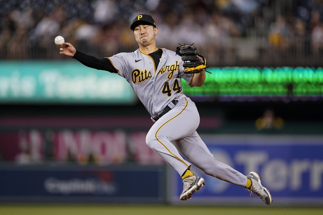 In this Associated Press file photo from last Tuesday, Pittsburgh Pirates second baseman Park Hoy-jun makes a throw to first against the Washington Nationals during the bottom of the eighth inning of a Major League Baseball regular season game at Nationals Park in Washington. (Yonhap)
