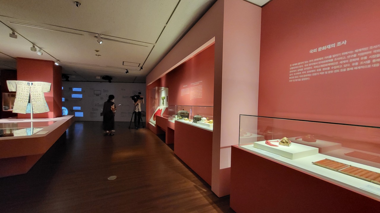Visitors view displays at “Treasures of Ours Treasured by Others: Journey of Korean Cultural Heritage” exhibition at the National Palace Museum of Korea, in northern Seoul, on Wednesday. (Kim Hae-yeon/ The Korea Herald)