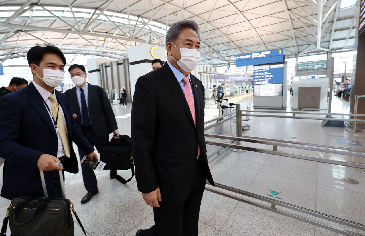 South Korean Foreign Minister Park Jin departs for Singapore at Incheon Airport on Tuesday. (Yonhap)