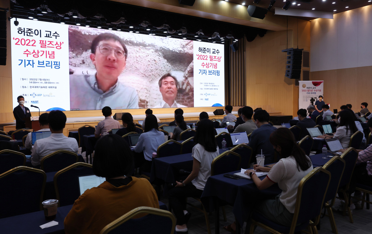Korean American mathematician June Huh (left) speaks to reporters at the Korea Institute for Advanced Study in Seoul via videoconference on Wednesday. (Yonhap)