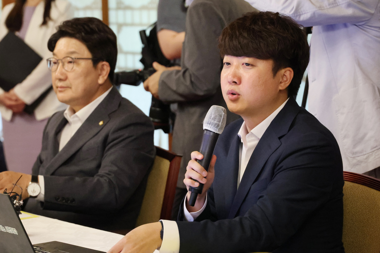 People Power Party chairman Lee Jun-seok (right) speaks during the ruling party leaders’ meeting with government officials and presidential secretaries over economic conditions in Seoul, Wednesday. (Yonhap)