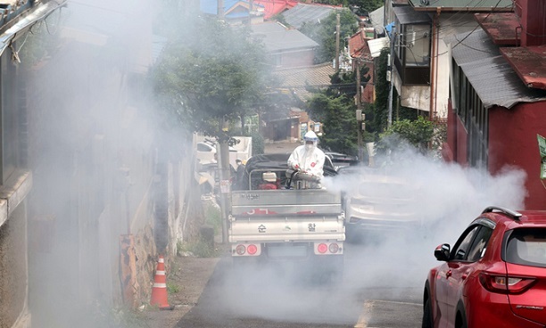 Municipal officials conduct disinfection work against lovebugs in Eunpyeong-gu, Seoul, on Monday. (Yonhap)