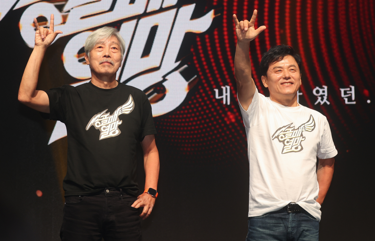 Renowned rock band musicians Bae Cheol-soo (left) and Koo Chang-mo pose for photos during a press event for the band’s upcoming nationwide concert tour “Songolmae Live Tour 2022” in Hapjeong-dong, western Seoul, Wednesday. (Yonhap)