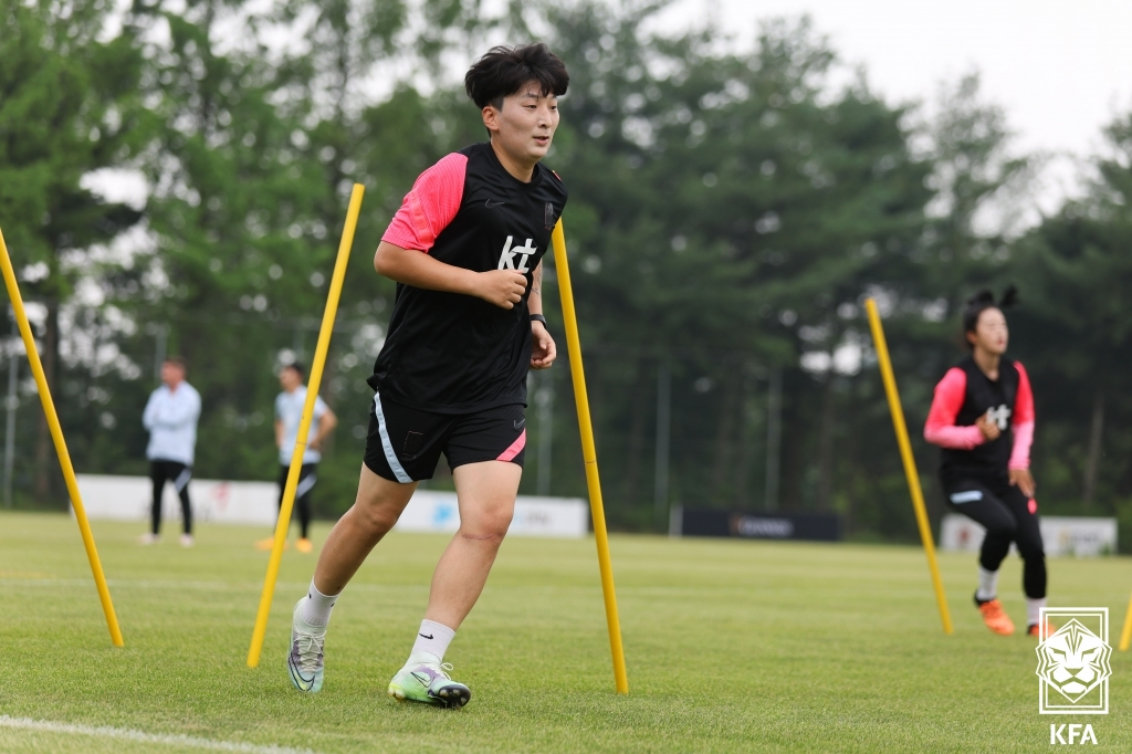 Park Eun-seon of the South Korean women's national football team trains at the National Football Center in Paju, Gyeonggi Province, on Wednesday, in this photo provided by the Korea Football Association. (Yonhap)