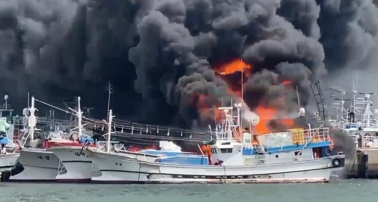 Fishing boats are on fire at Jeju's Hanlim Port on July 7, 2022, in this photo provided by a news reader. (Yonhap)