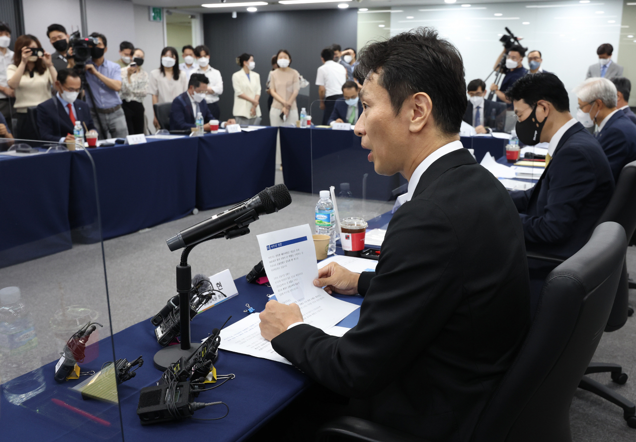 FSS chief Lee Bok-hyun speaks at a meeting with financial leaders in Seoul on Tuesday. (Yonhap)