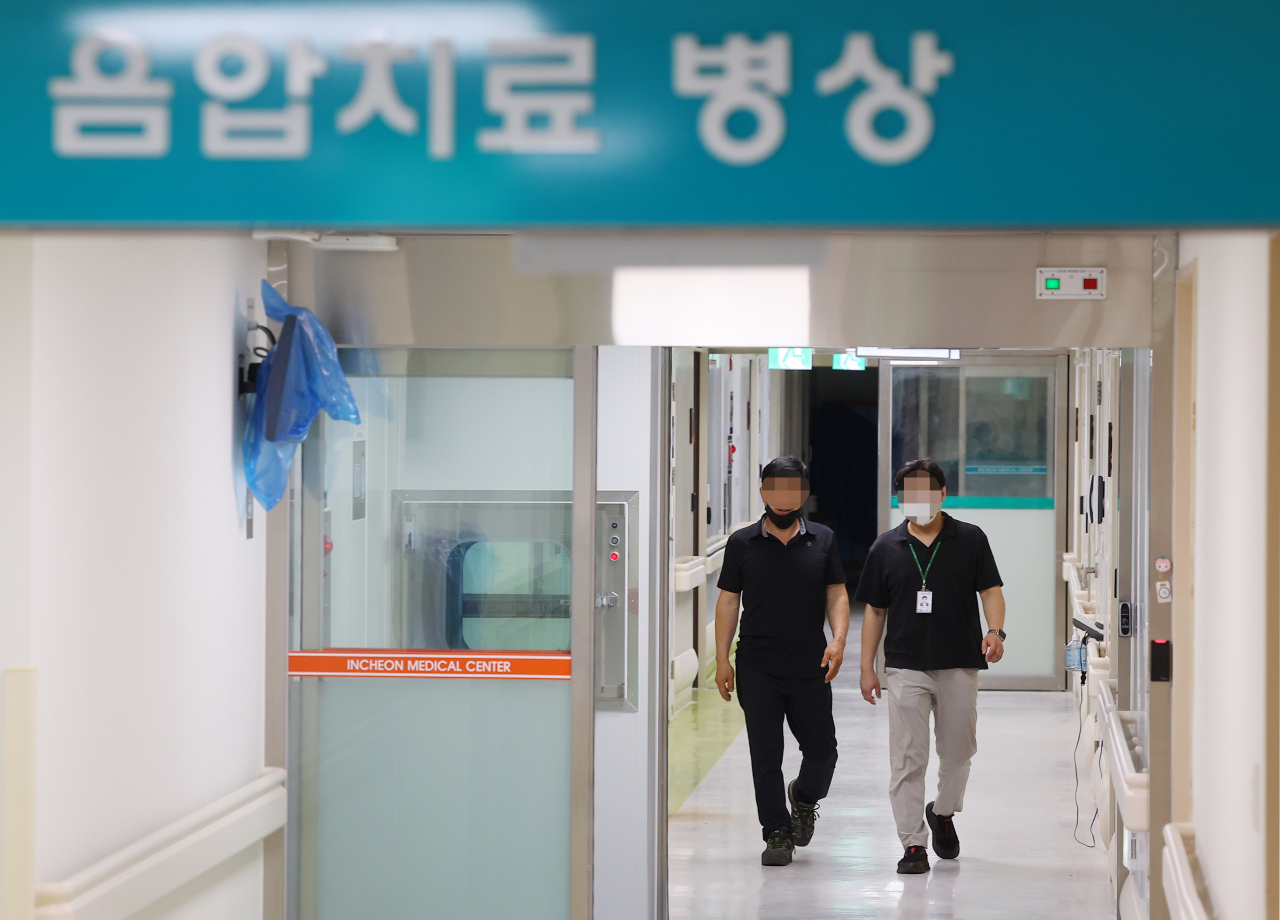 This file photo from June 22, 2022, shows workers at Incheon Medical Center, west of Seoul, where South Korea's first reported monkeypox patient was admitted after arriving from Germany a day earlier. (Yonhap)