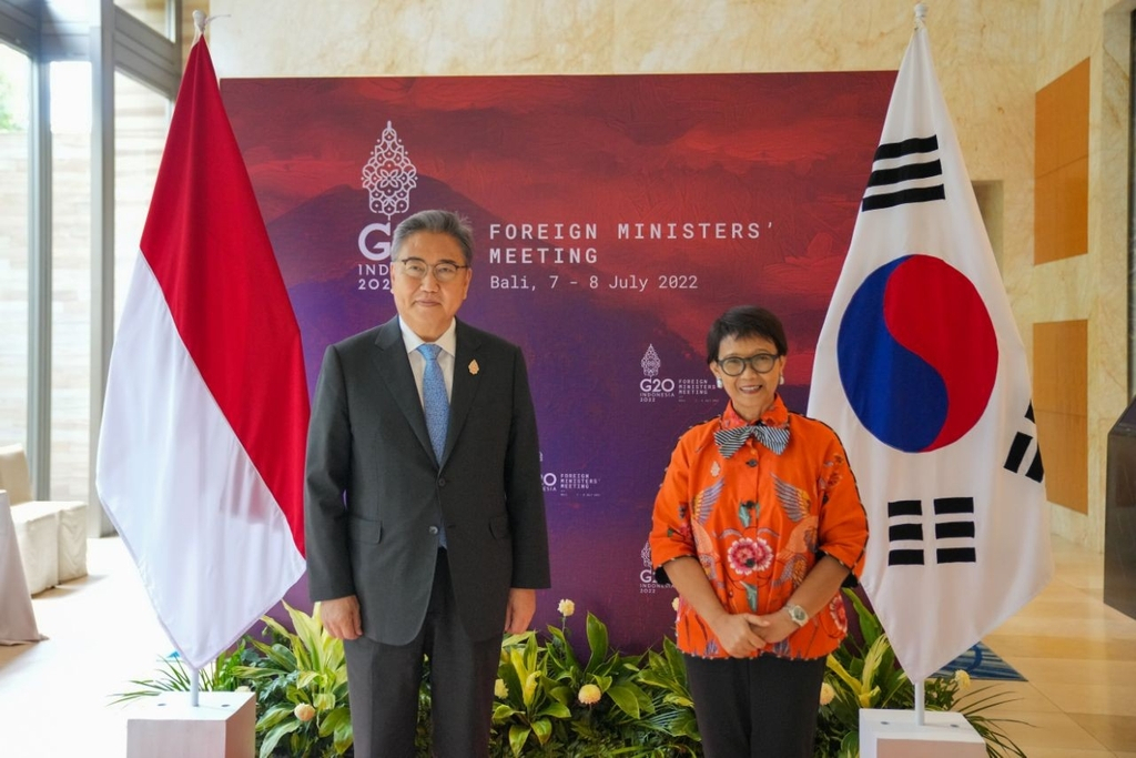 South Korean Foreign Minister Park Jin (L) and his Indonesian counterpart, Retno Marsudi, pose for a photo during their meeting in the Indonesian island of Bali on Thursday, on the margins of the G-20 foreign ministers' meeting, in this photo provided by Park's office. (Yonhap)