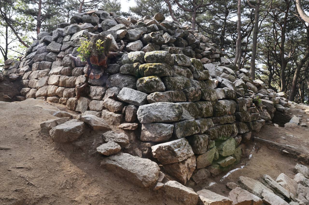 전라북도 장수군 연구원들이 최근 발견한 1500년 된 가야 화재 신호소.  사진 © 강형원