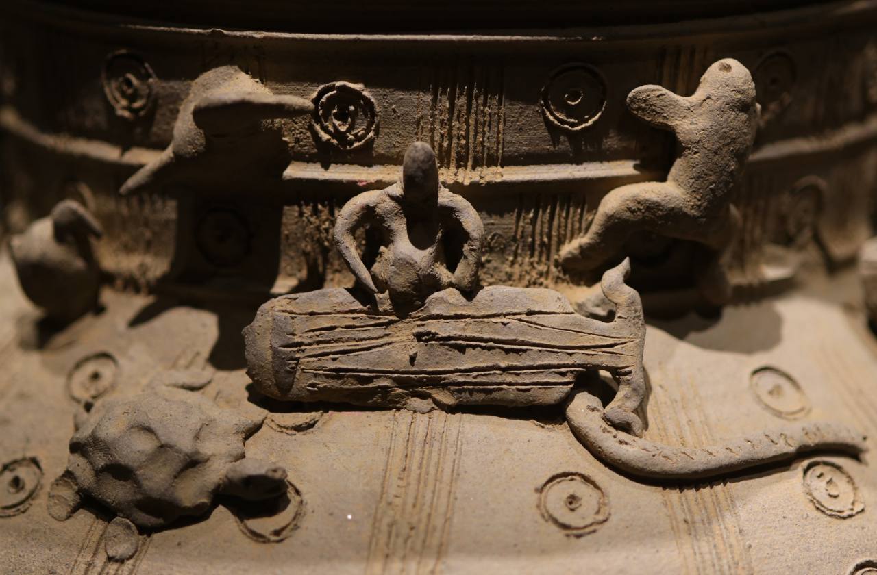 가야시대(42~562) 가야금의 흙 인형이 경상북도 경주시 국립경주박물관에 전시되어 있다.  사진 © 강형원