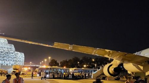 This photo, provided by a passenger, shows the KE9956 plane of Korean Air Lines Co. that made an emergency landing at Heydar Aliyev International Airport in Baku, the capital of Azerbaijan, on Saturday (local time), less than two hours after its departure from Istanbul, after detecting an engine defect. (Yonhap)