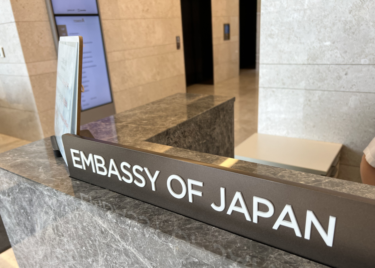 The Japanese Embassy in Jongno, Seoul, is silent Sunday afternoon. President Yoon Suk-yeol will soon visit a memorial altar set up by the Japanese Embassy in Korea to pay his respects to Japan’s former Prime Minister Shinzo Abe. (Yonhap)