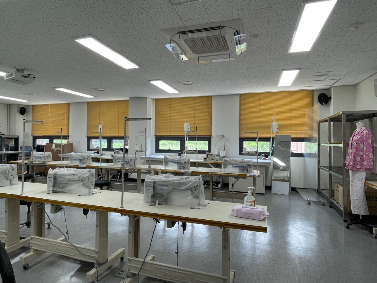 North Korean defectors can take professional courses in sewing and clothing alteration at the Hanawon vocational training center. (Ji Da-gyum/The Korea Herald)