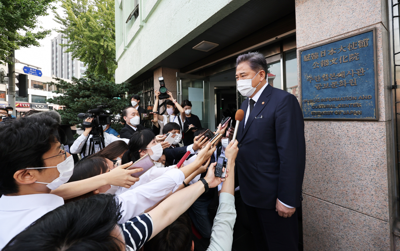 South Korean Foreign Minister Park Jin speaks to reporters after visiting the Japanese embassy's public information and cultural center in Seoul on Monday, to mourn the death of former Prime Minister Shinzo Abe. (Yonhap)