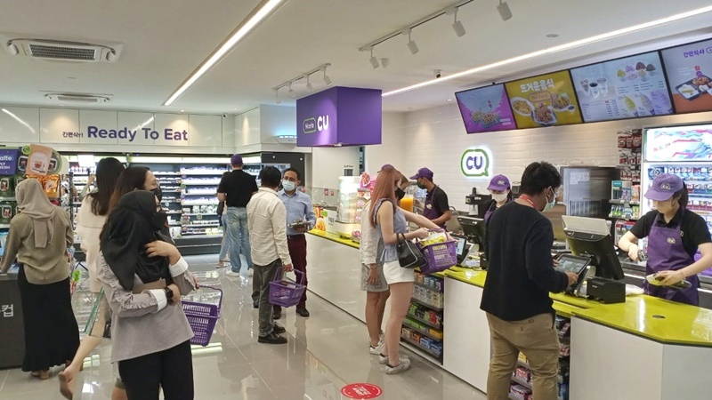 Malaysian customers shop at CU’s 100th store in Perak, western Malaysia. (CU)