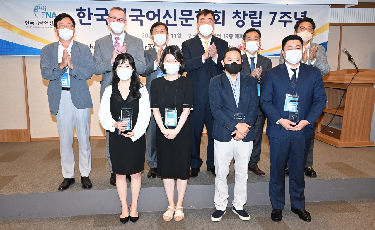 (Clockwise from top left) Cheong Chul-gun, CEO of the Korea JoongAng Daily, British Ambassador to Korea Colin Crooks, Oh Young-jin, CEO of the Korea Times and chairman of the Foreign Language Newspapers Association, Chinese Ambassador to Korea Xing Haiming, Yang Kyu-hyun, CEO of Aju Daily, Choi Jin-young, CEO of The Korea Herald and four recipients of this year’s FNA awards -- Moon Sun-il of the Korea Times, Lee Ho-jeong of the Korea JoongAng Daily, Wang Hai-na of Aju Daily and Lee Hyun-joo of The Korea Herald -- pose for photographs at the Korea Press Center in Seoul on Monday.