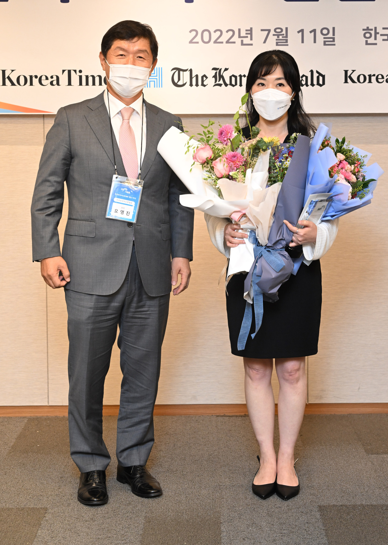 Oh Young-jin, CEO of the Korea Times who doubles as chairman of the Foreign Language Newspapers Association, (left) poses with Lee Hyun-joo, layout desk editor of The Korea Herald, one of the four recipients of the FNA annual awards at Korea Press Center in Seoul on Monday.