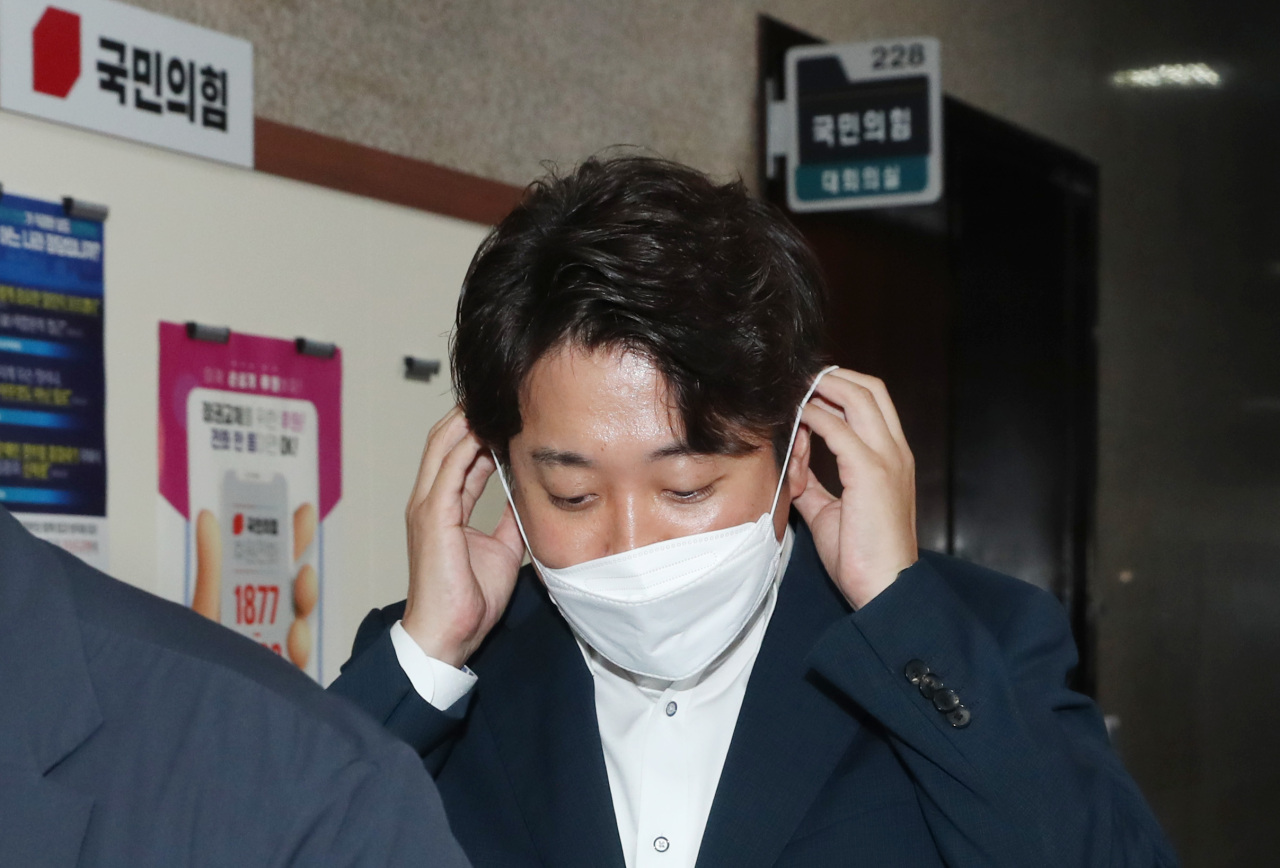 People Power Party Chairman Lee Jun-seok moves to speak to reporters Thursday night after joining a meeting of the party`s internal ethics panel held to discuss penalization on him. (Joint Press Corps)
