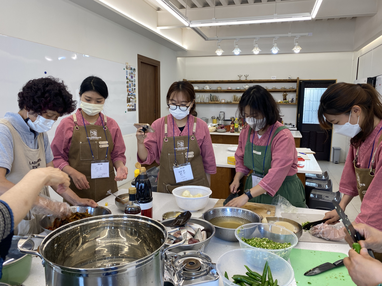 An elderly woman runs a cooking class for participants of “Thanks, halmae” project in Hamyang County in South Gyeongsang Province, on June 18. (Park Seo-won)