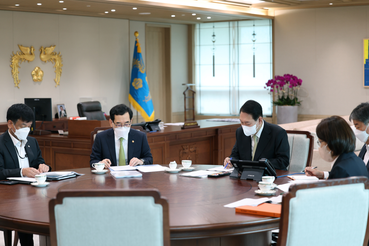 Minister of Trade, Industry and Energy Lee Chang-yang (second from left) speaks during his policy briefing to President Yoon Suk-yeol (center) at the presidential office in Seoul, Tuesday. (Yonhap)