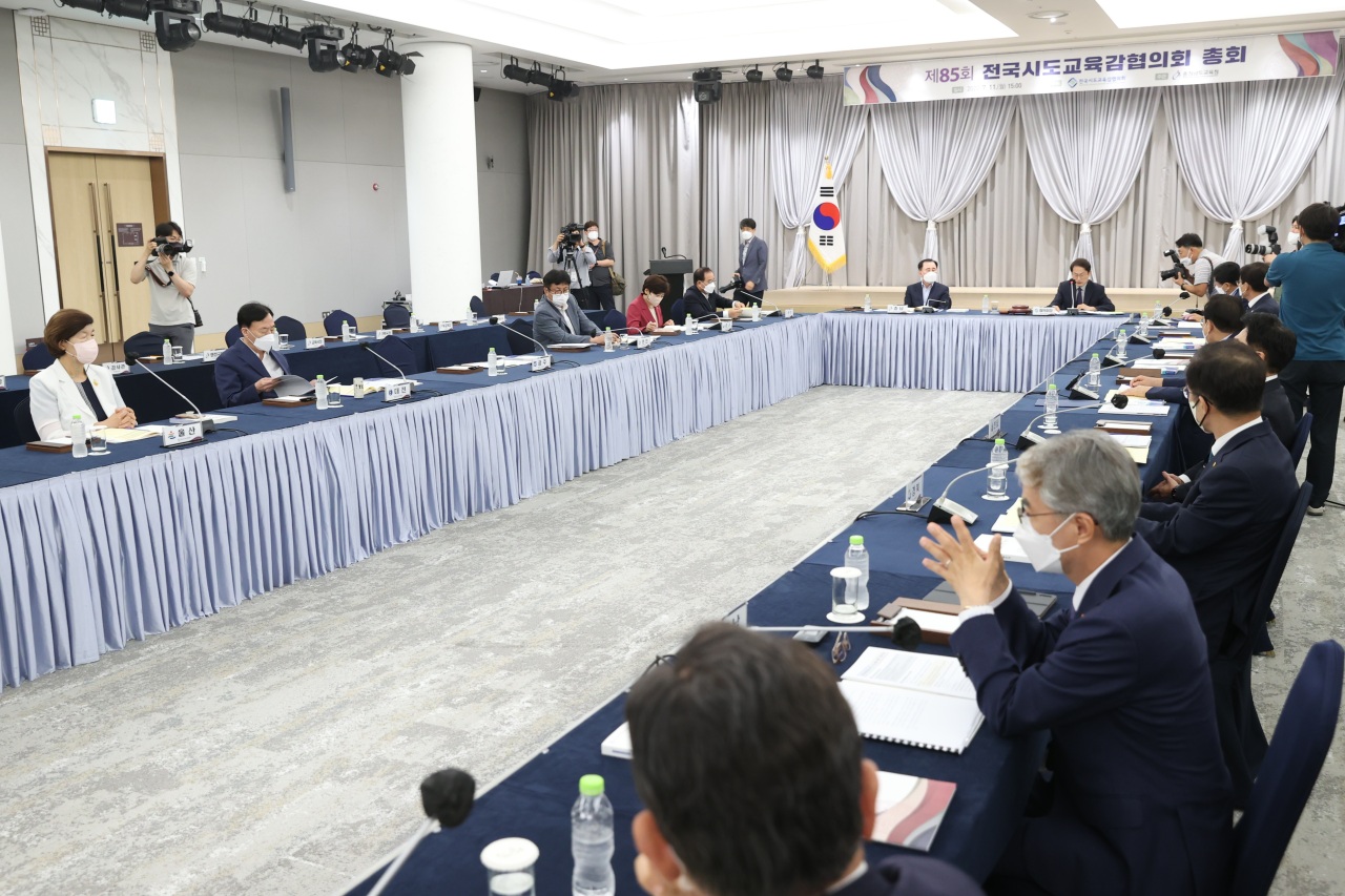 Regional education office chiefs at an event held Monday in Buyeo, South Chungcheong Province (Yonhap)