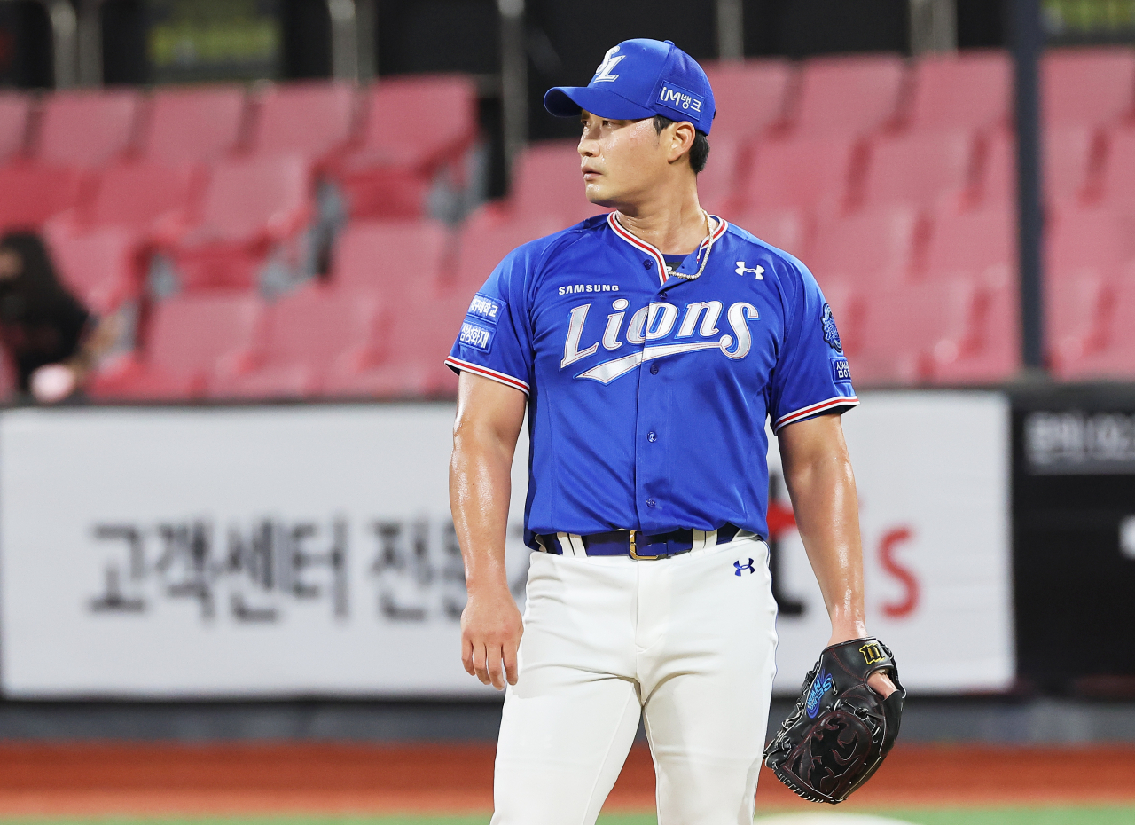 Samsung Lions closer Oh Seung-hwan reacts to a walk-off solo home run by Anthony Alford of the KT Wiz during the bottom of the ninth inning of a Korea Baseball Organization regular season game at KT Wiz Park in Suwon, 35 kilometers south of Seoul, on Tuesday. (Yonhap)