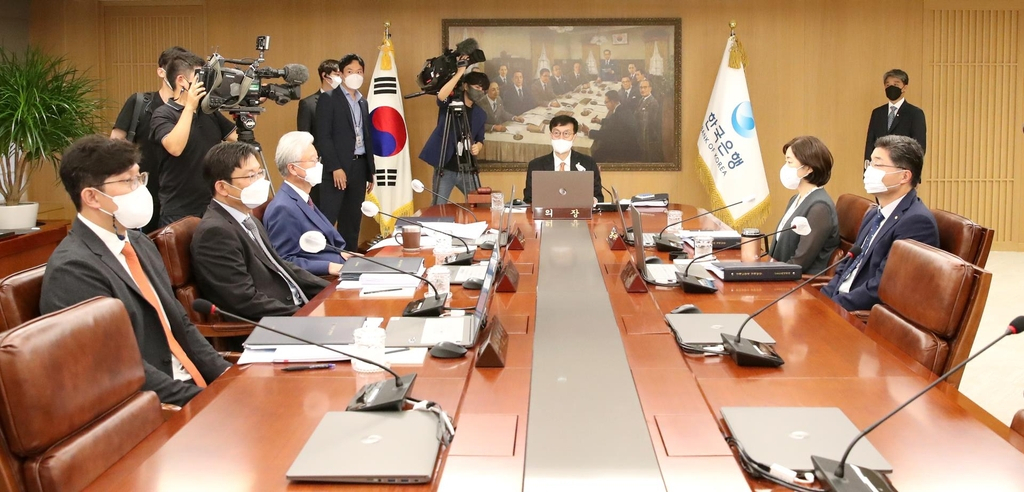BOK Gov. Rhee Chang-yong (C, rear) presides over a monetary policy board meeting at the central bank in Seoul on Wednesday, in this photo provided by the BOK. (BOK)