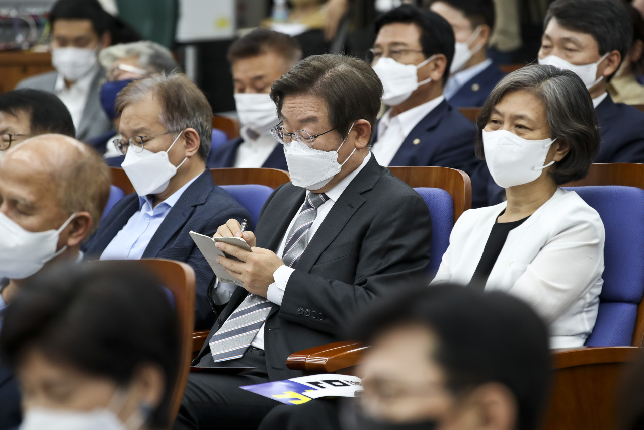Rep. Lee Jae-myung of the Democratic Party of Korea takes notes during a meeting of the main opposition party`s legislators held at the National Assembly on Monday. (Joint Press Corps)