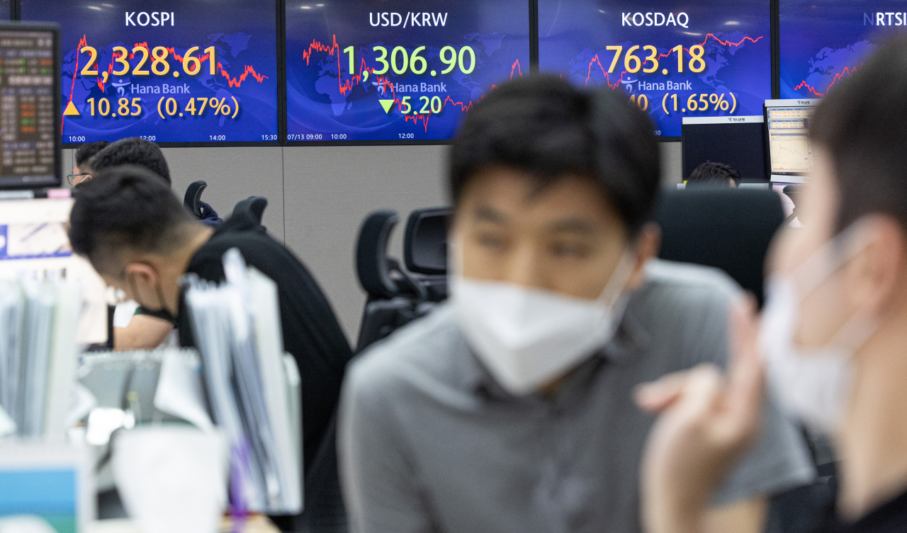 This photo taken Wednesday, shows information on Seoul's stocks and currency movements on an electronic signboard at a Hana Bank dealing room in Seoul. (Yonhap)