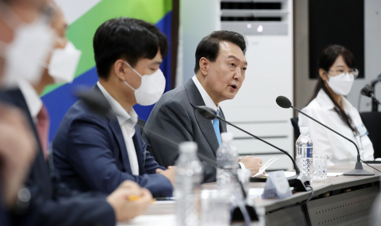 President Yoon Suk-yeol (2nd from R) presides over a weekly meeting on people's livelihood issues at a financial support service center for ordinary citizens in downtown Seoul on Thursday. (Yonhap)